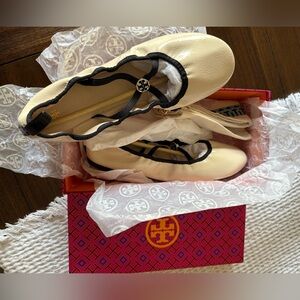 NIB Tory Burch Cream Leather Scrunch Ballet Flats